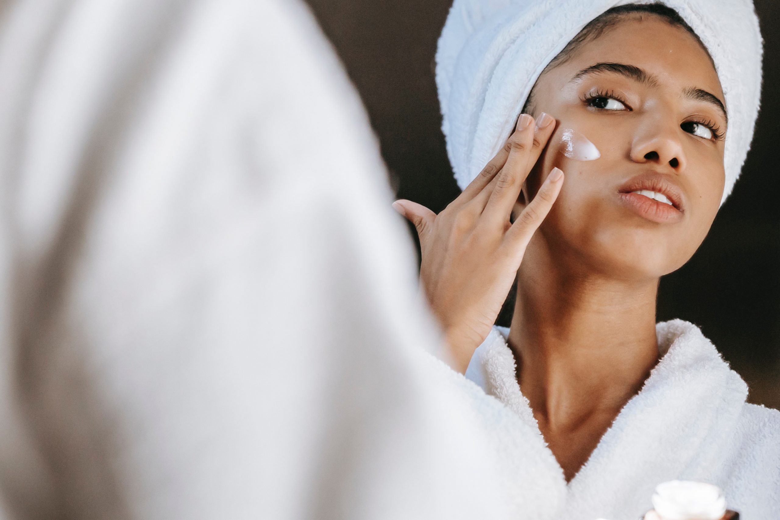 Używanie kremu z filtrem do makijażu, aby zadbać o swoją skórę
